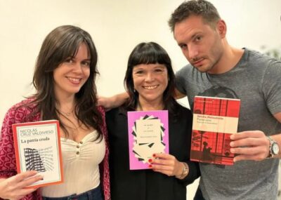 Presentadores de "La hora del taco" con libros y "La patria cruda"